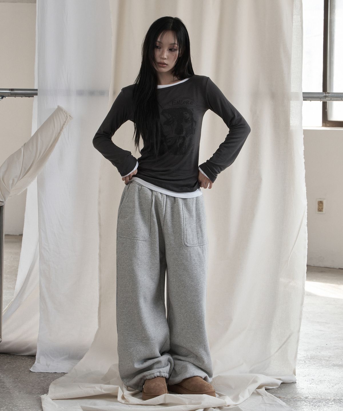 스웨이글로우(SWAYGLOW) 울 혼방 그래픽 롱 슬리브 티셔츠 (CH)