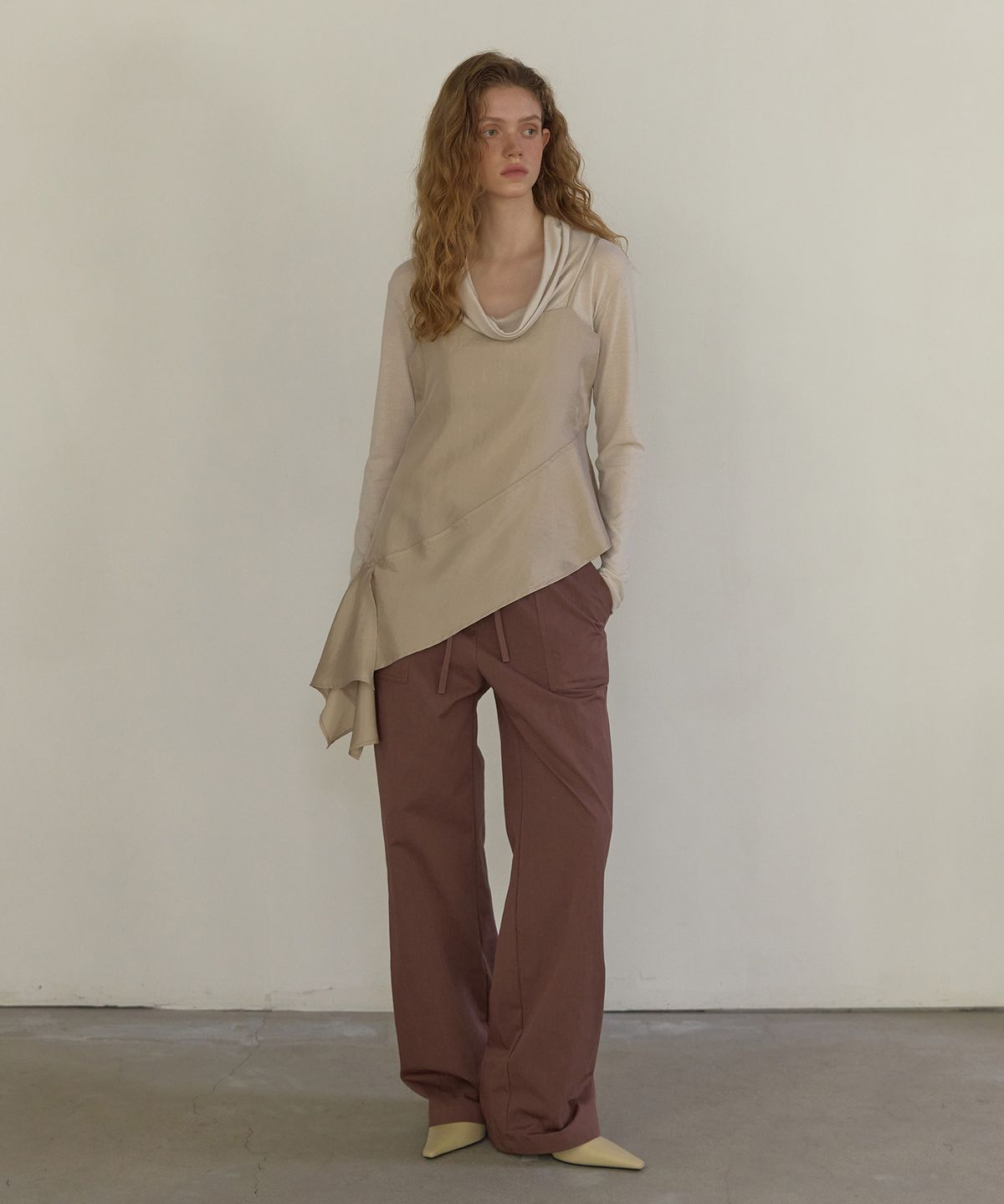 론크(LONQUE) ASYMMETRIC SLEEVELESS CAMI BLOUSE (BEIGE)