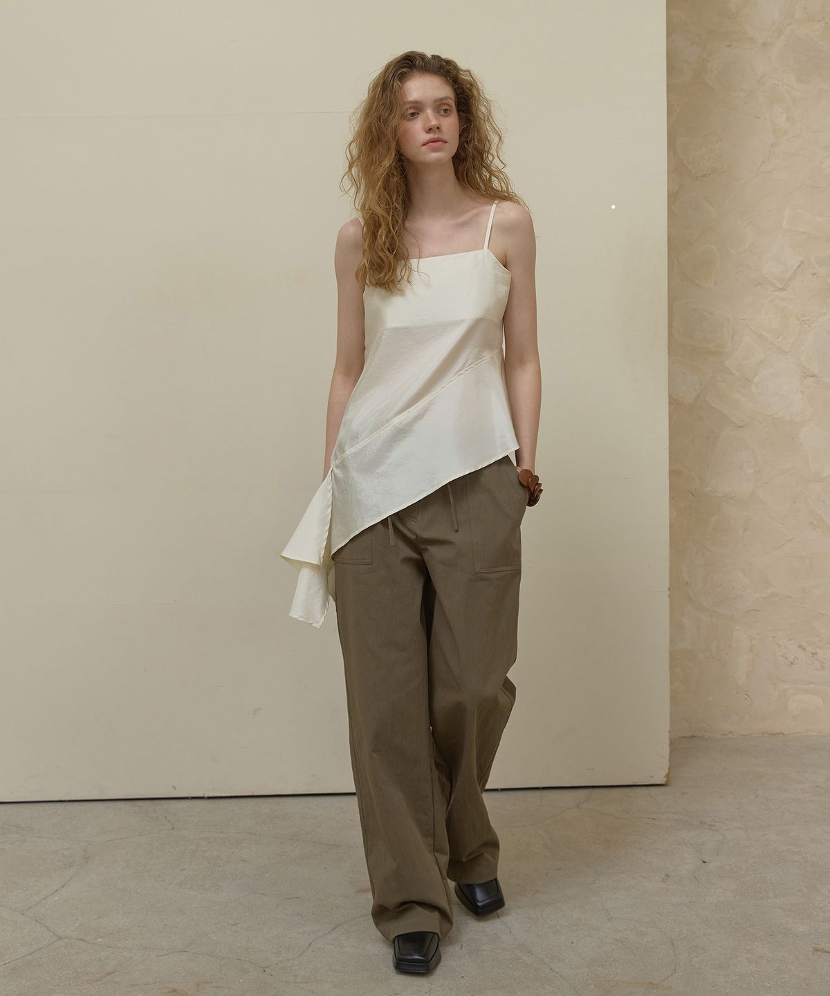 론크(LONQUE) ASYMMETRIC SLEEVELESS CAMI BLOUSE (IVORY)