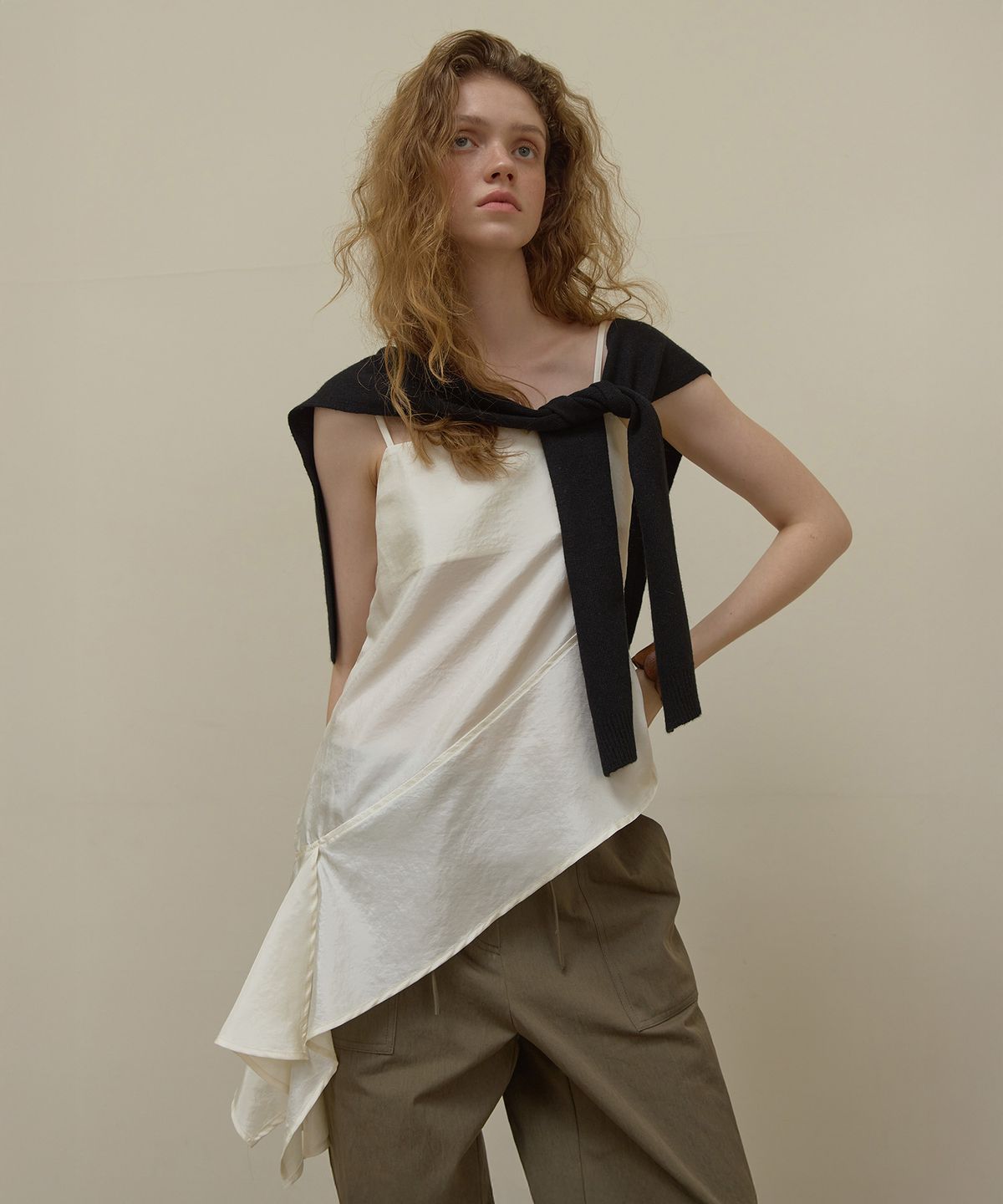 론크(LONQUE) ASYMMETRIC SLEEVELESS CAMI BLOUSE (IVORY)