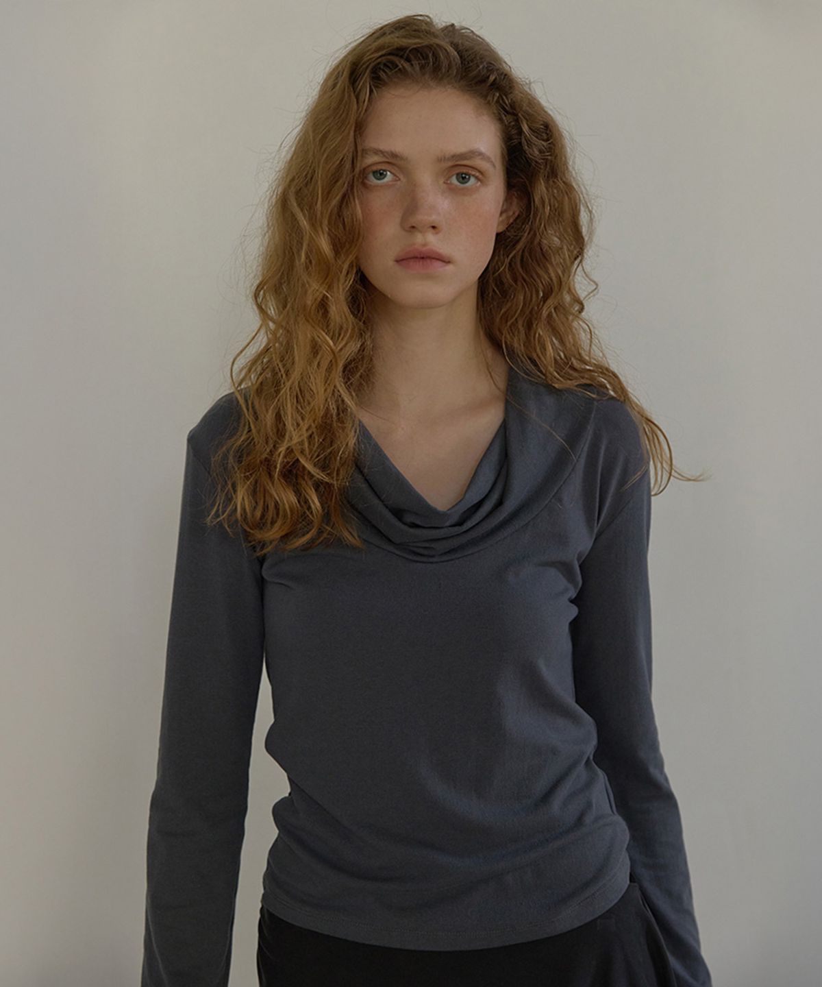 론크(LONQUE) COWL DRAPE LONG SLEEVE T-SHIRT (CHARCOAL)