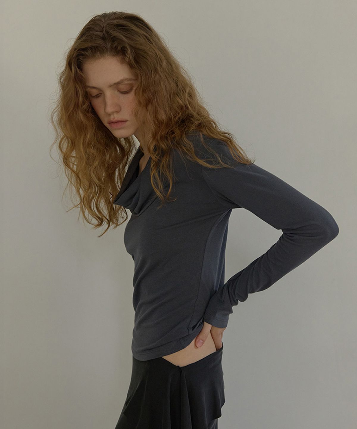 론크(LONQUE) COWL DRAPE LONG SLEEVE T-SHIRT (CHARCOAL)