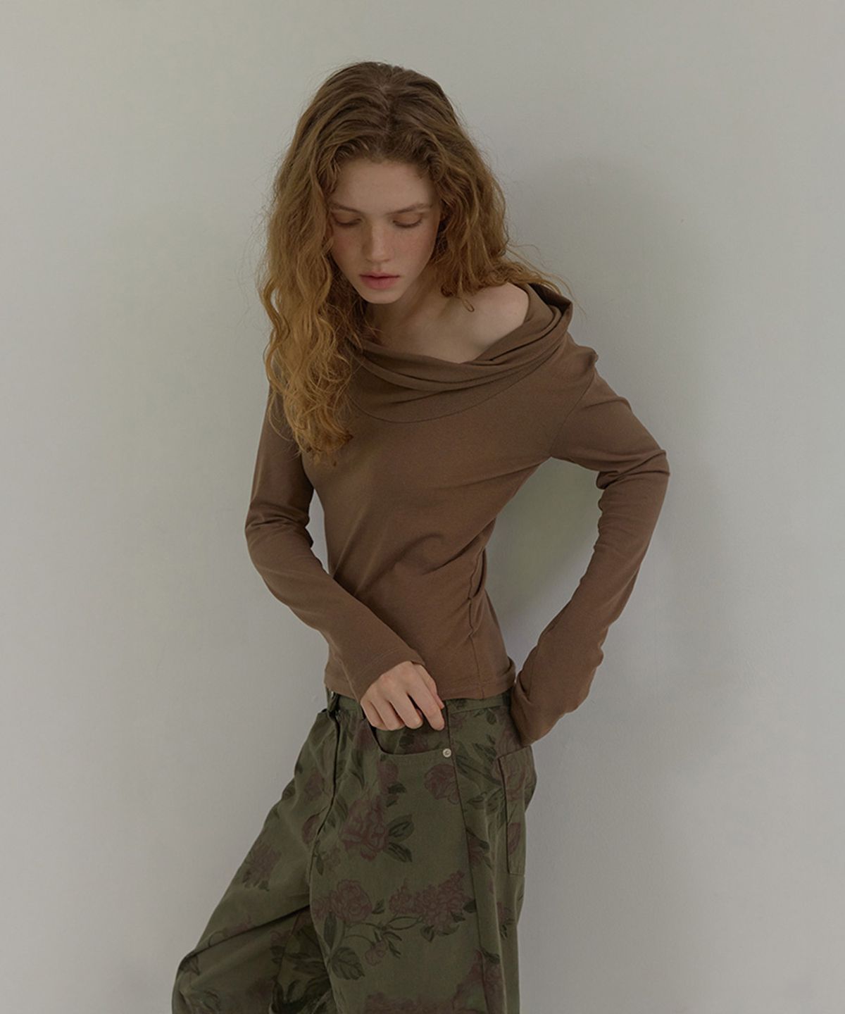 론크(LONQUE) COWL DRAPE LONG SLEEVE T-SHIRT (BROWN)