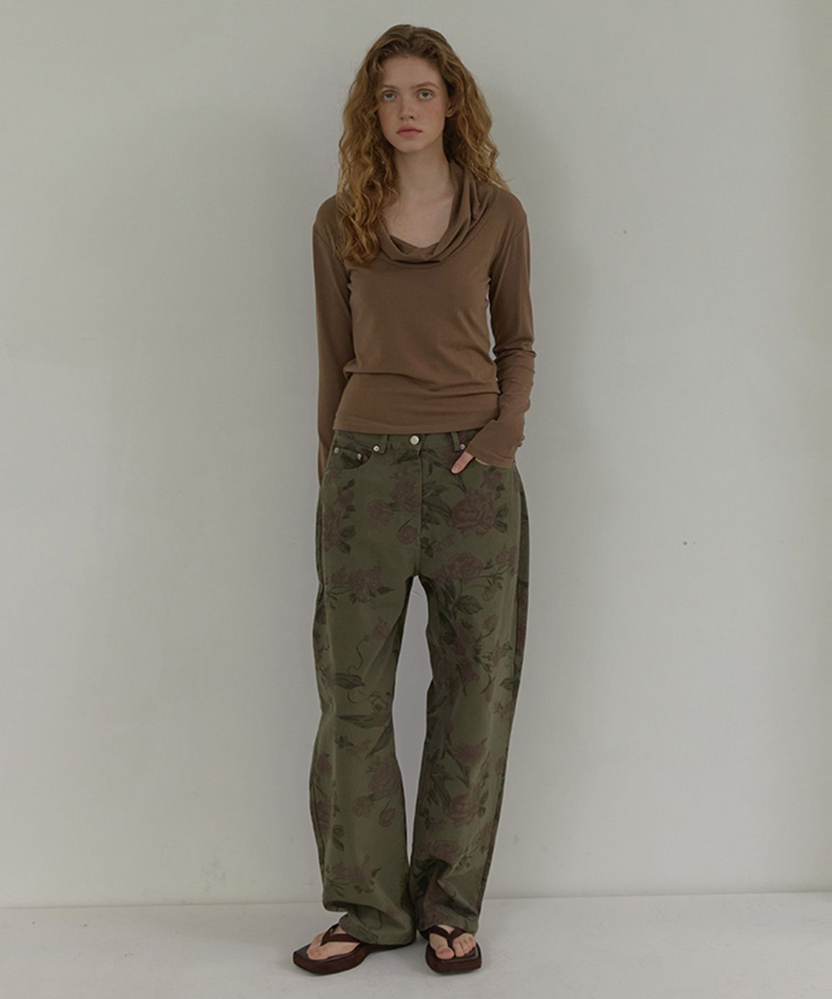 론크(LONQUE) COWL DRAPE LONG SLEEVE T-SHIRT (BROWN)