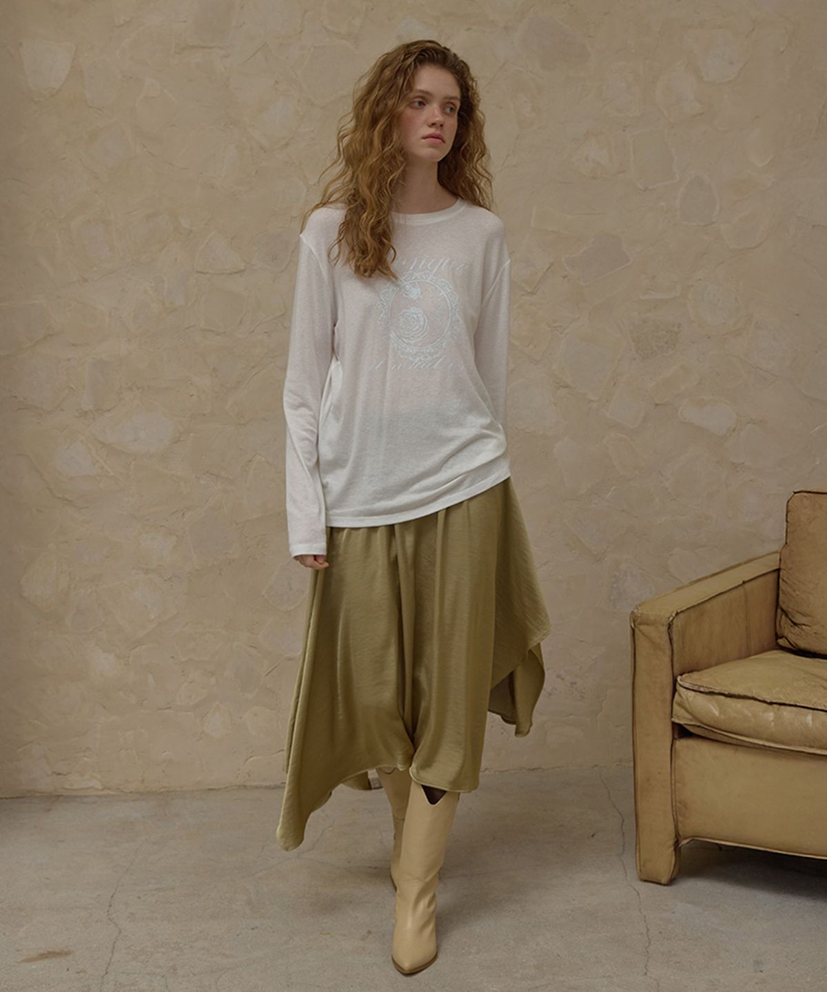 론크(LONQUE) ASYMMETRIC LACE SATIN SKIRT (OLIVE)