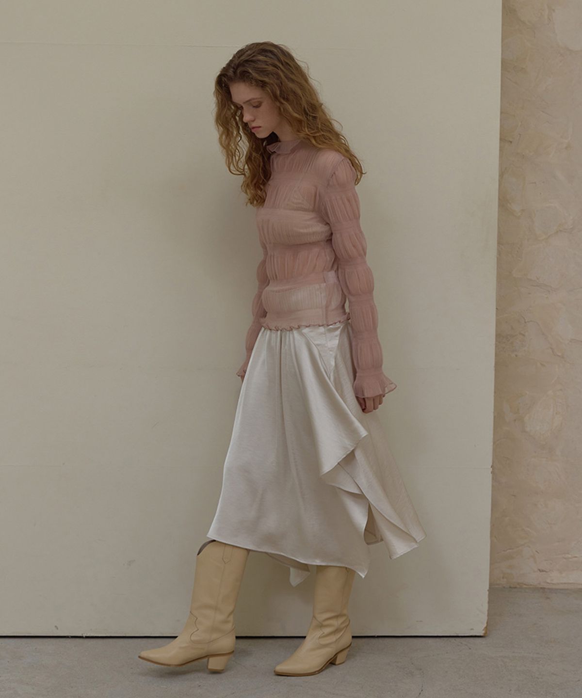 론크(LONQUE) ASYMMETRIC LACE SATIN SKIRT (CREAM)