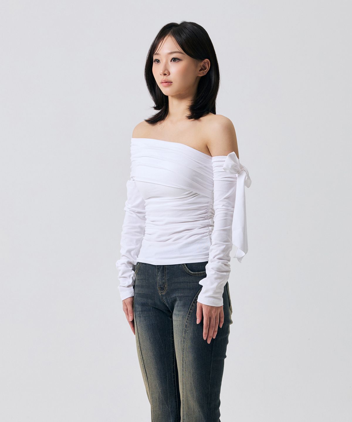 아리킴(ARIKIM) RIEN ONE-SHOULDER SHIRRING TOP / WHITE