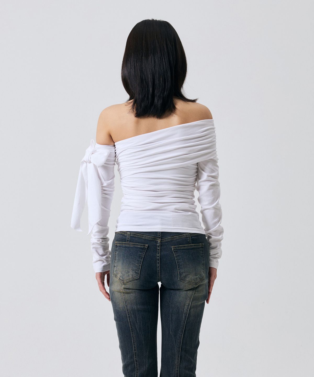 아리킴(ARIKIM) RIEN ONE-SHOULDER SHIRRING TOP / WHITE