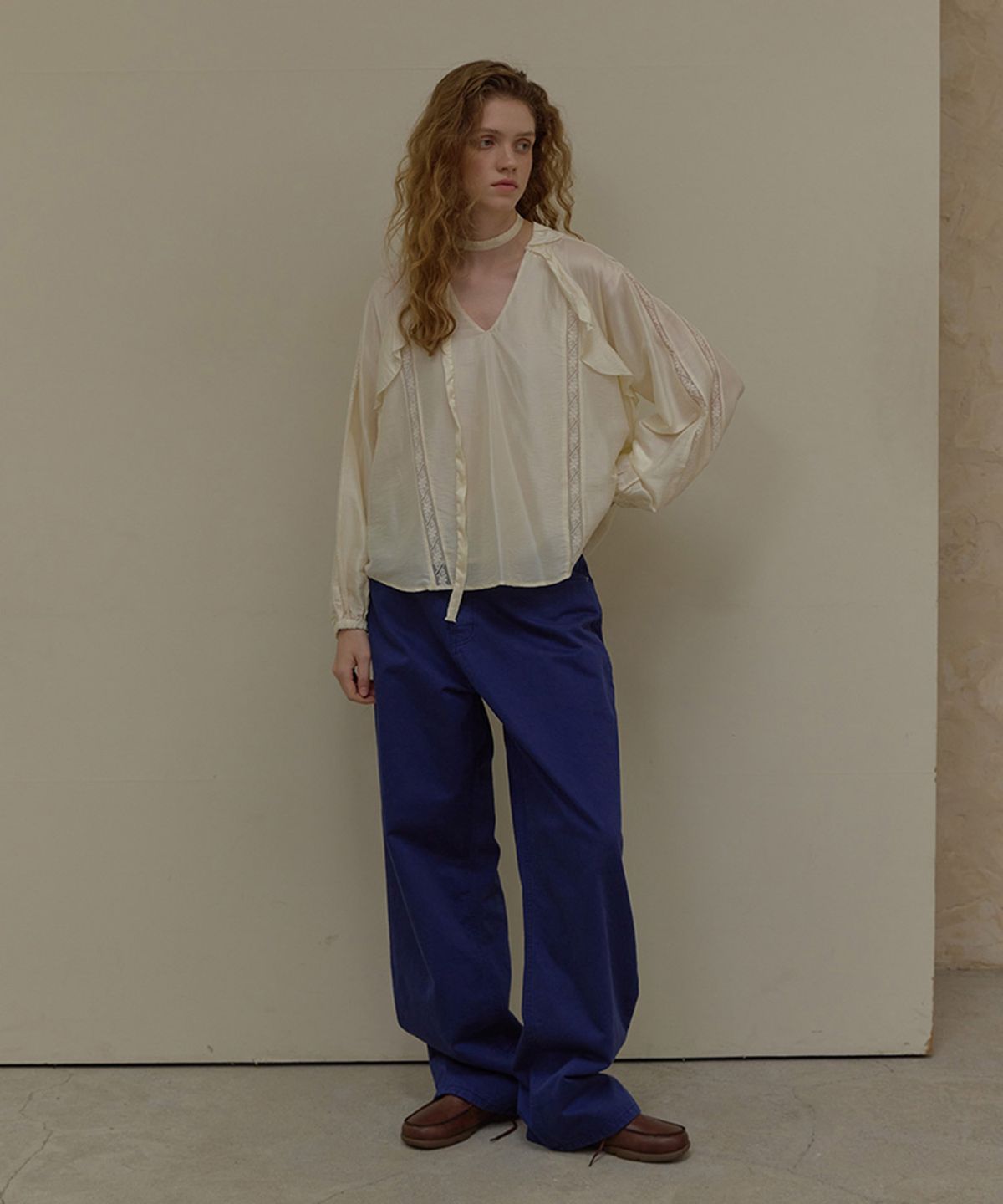 론크(LONQUE) LACE TIE RUFFLE BLOUSE (IVORY)