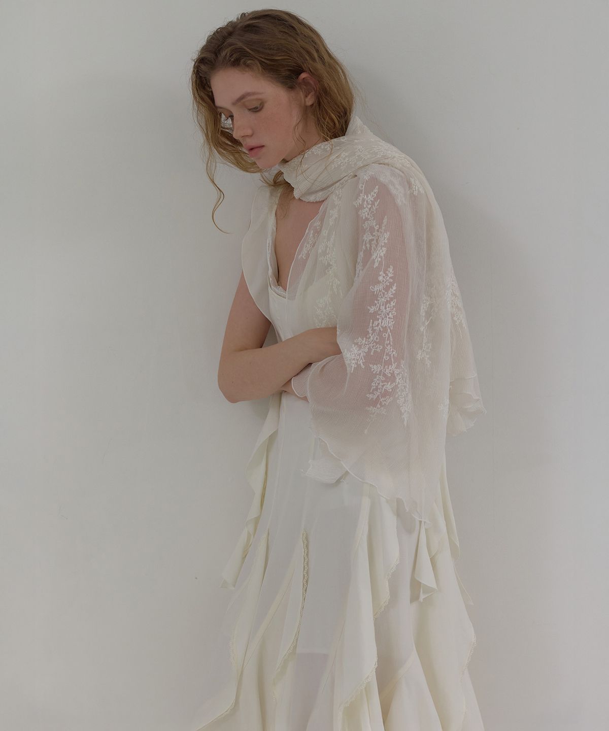 론크(LONQUE) RUFFLE SLEEVELESS CAMI DRESS (IVORY)