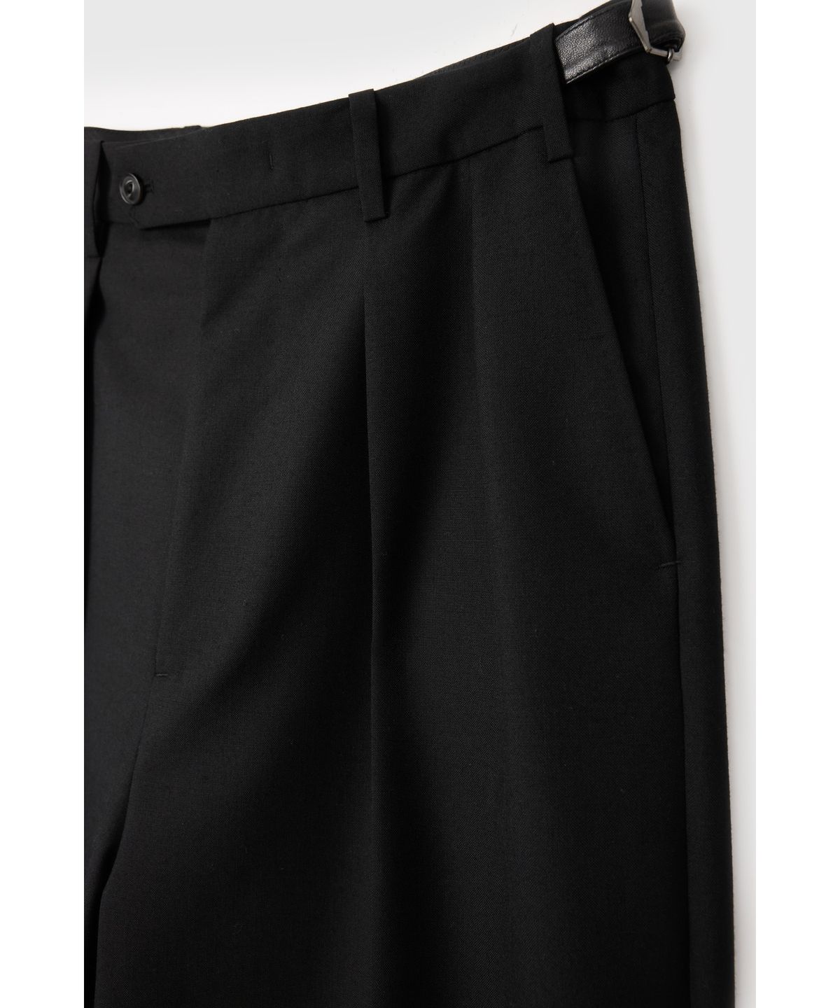 유스(YOUTH) 2-Pleated Tapered Pants - Black