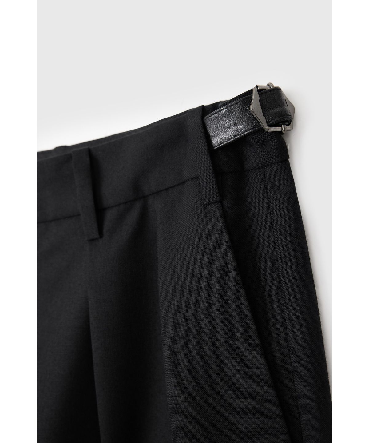 유스(YOUTH) 2-Pleated Tapered Pants - Black