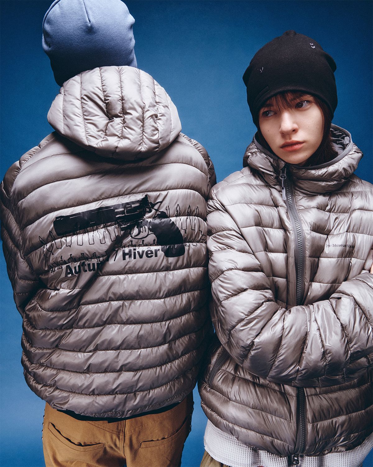 더뮤지엄비지터(THEMUSEUMVISITOR) THINSULATE HOODED DIAGONAL ZIP JACKET (GREY)