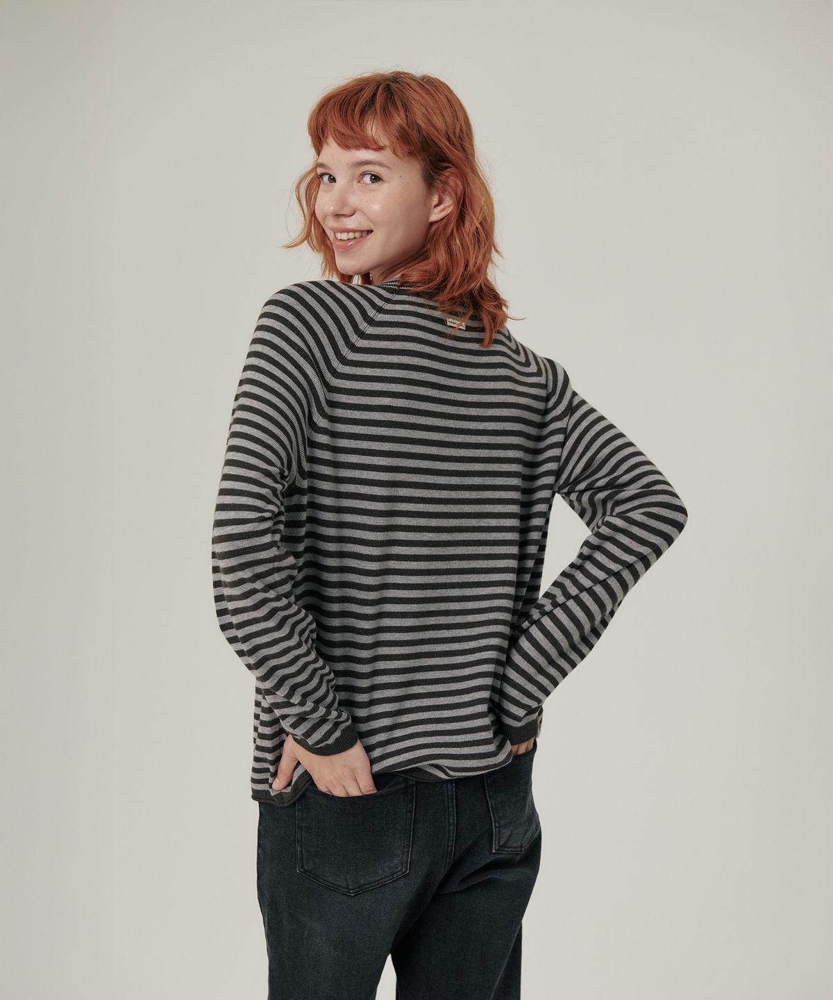 플랫웨이브 인 서울(FLATWAVE IN SEOUL) Weyve Stripe Loose Fit Round Knit Grey/Charcoal