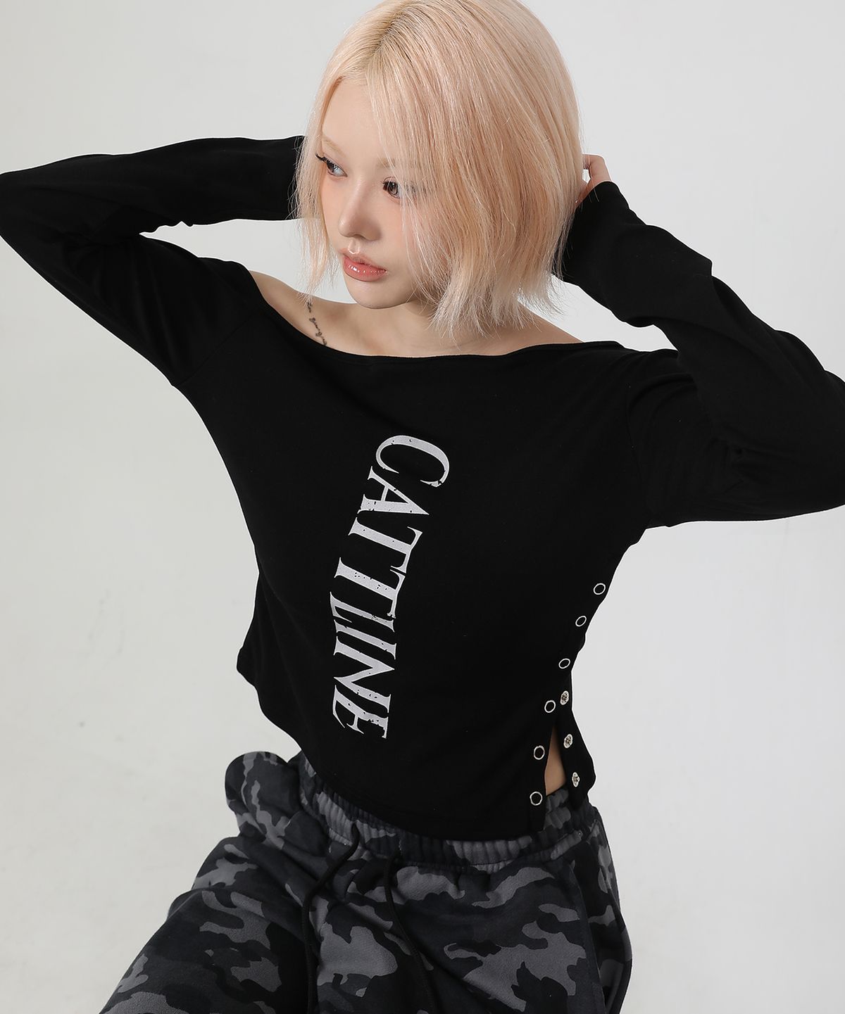 까트린(CATTLINE) 원 숄더 로고 스냅 티셔츠 블랙