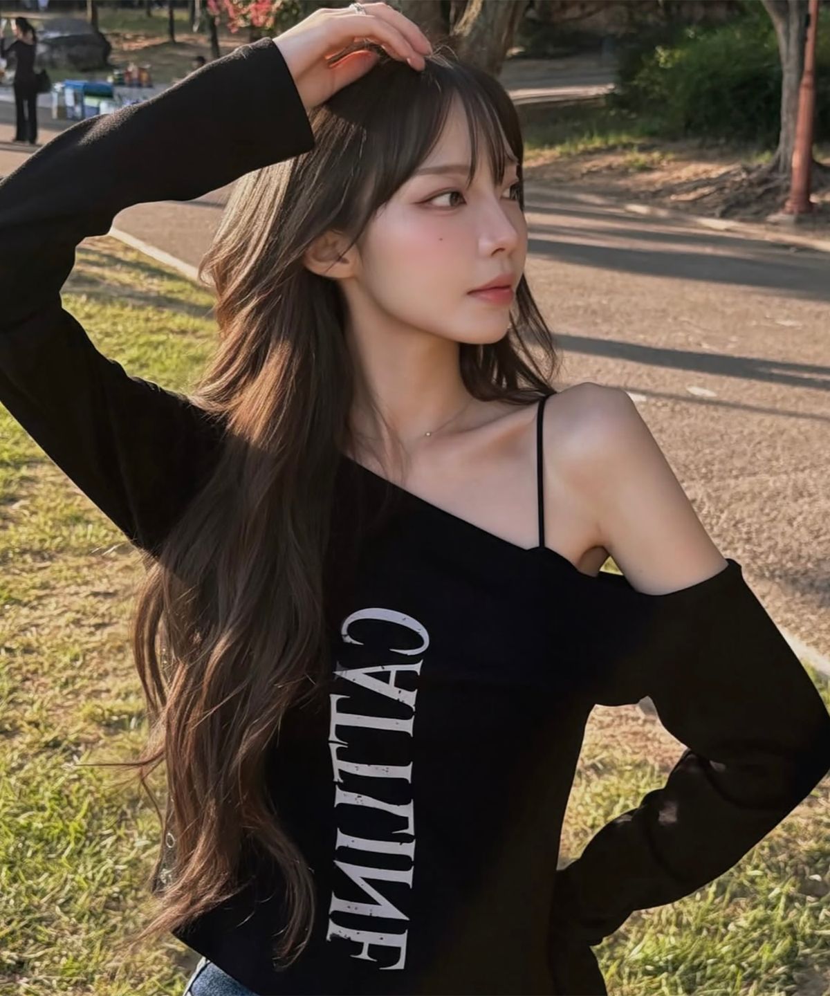 까트린(CATTLINE) 원 숄더 로고 스냅 티셔츠 블랙