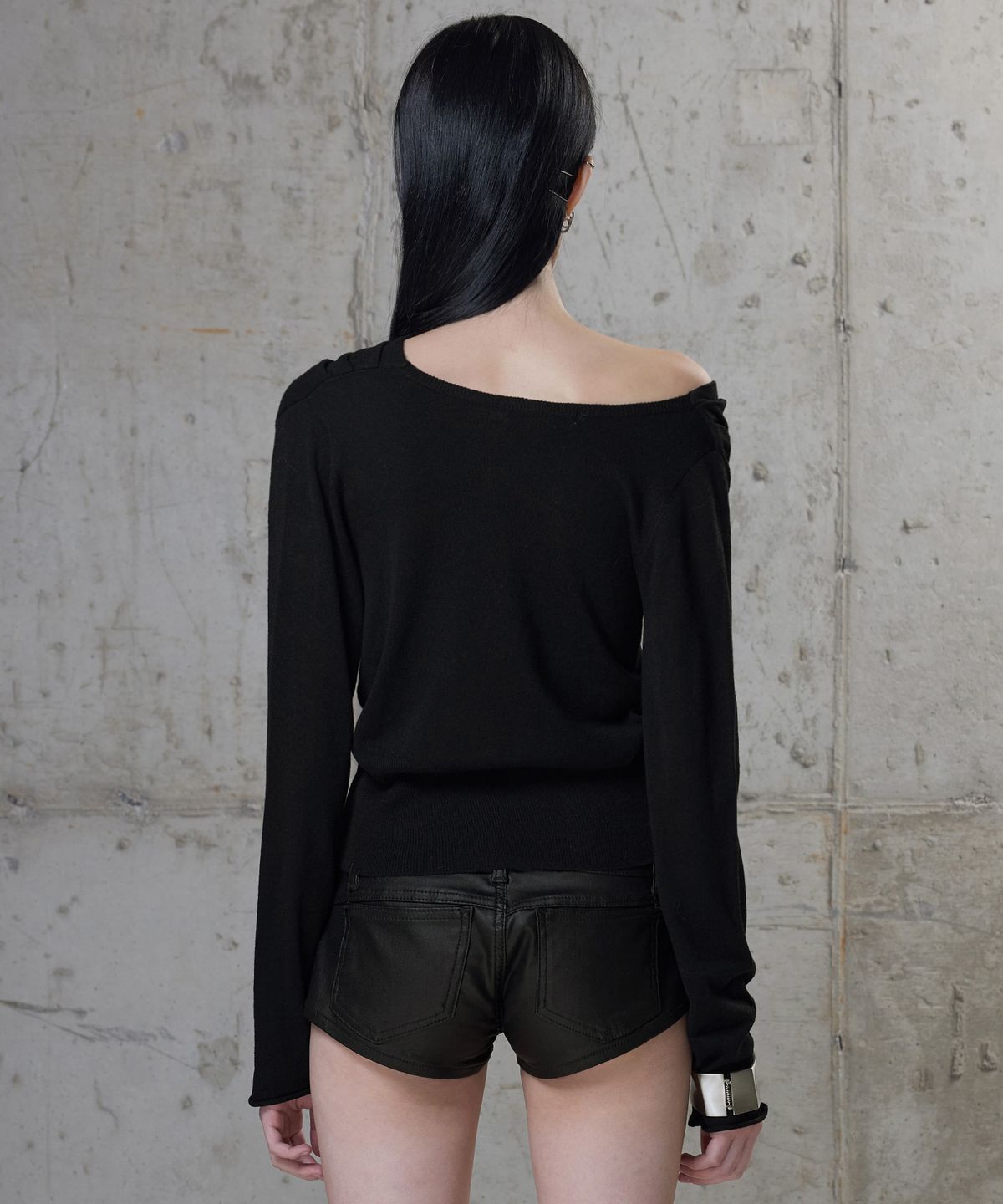 락케이크(ROCKCAKE) Off Shoulder Button Knit - Black