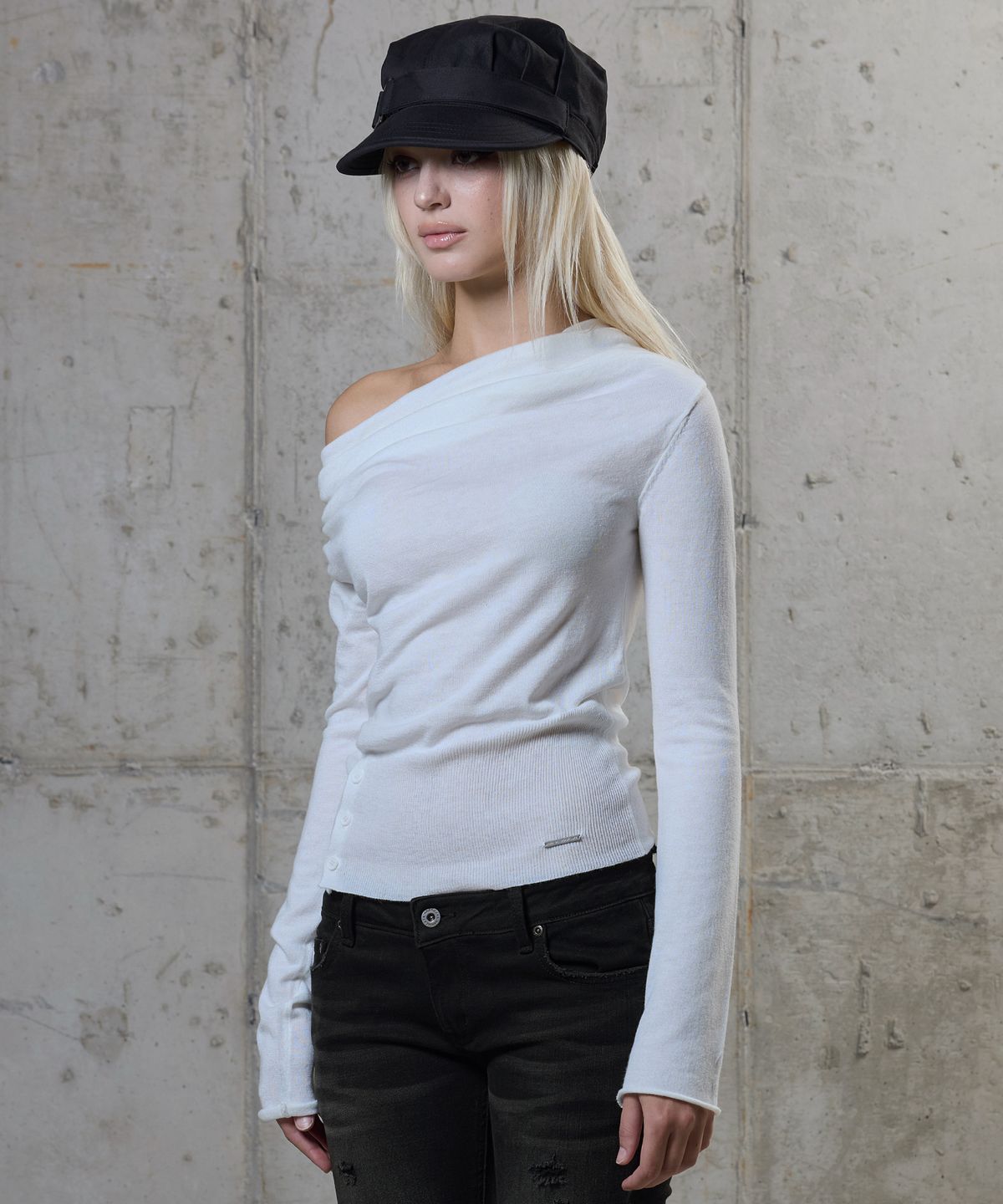 락케이크(ROCKCAKE) Off Shoulder Button Knit - Ivory