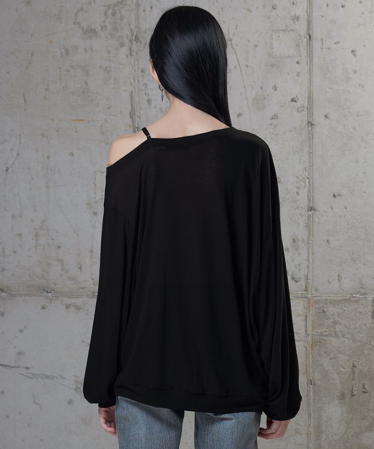 락케이크(ROCKCAKE) One Shoulder Strap Sweatshirt - Black