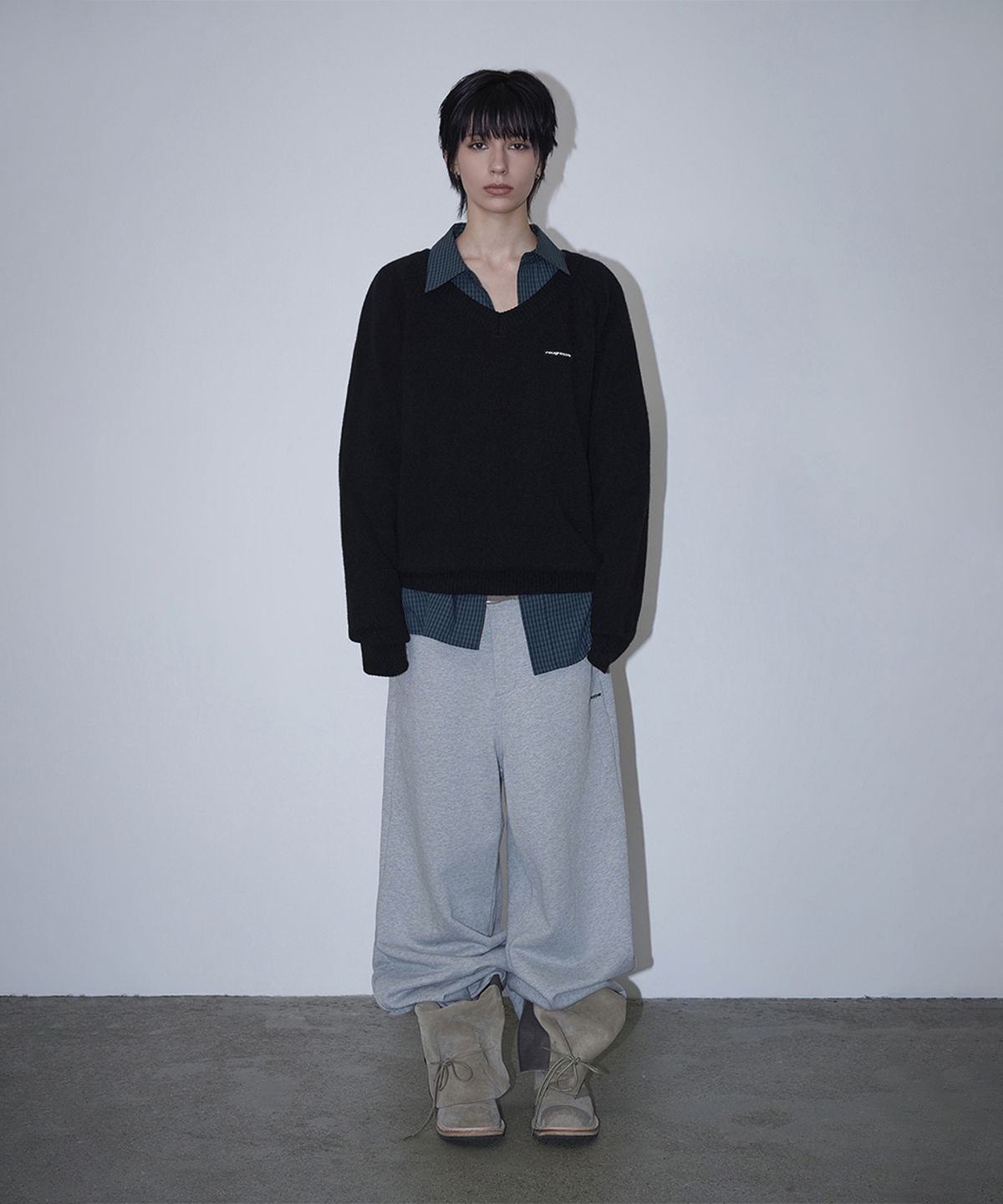 로타입(ROUGHTYPE) Essential Loose V-neck Knit - Black