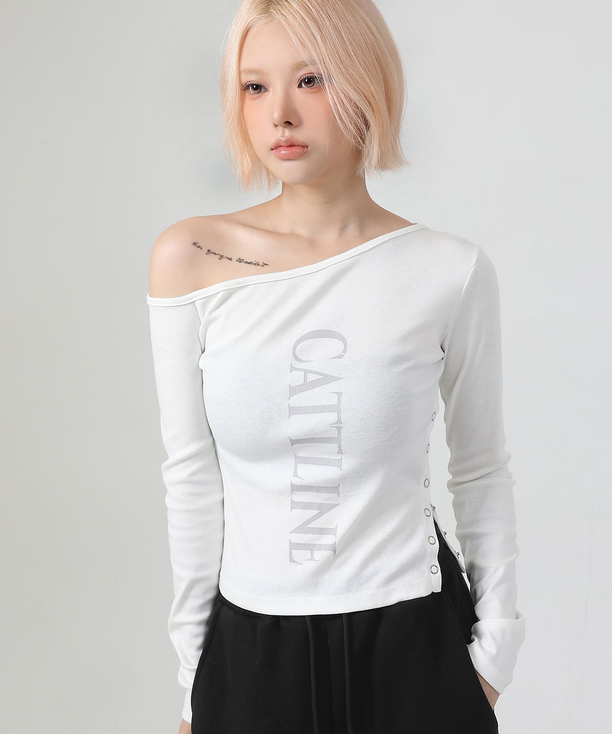 까트린(CATTLINE) 원 숄더 로고 스냅 티셔츠 아이보리