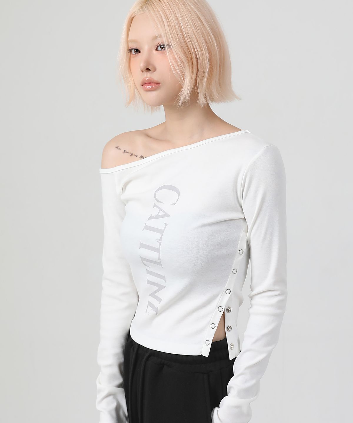 까트린(CATTLINE) 원 숄더 로고 스냅 티셔츠 아이보리