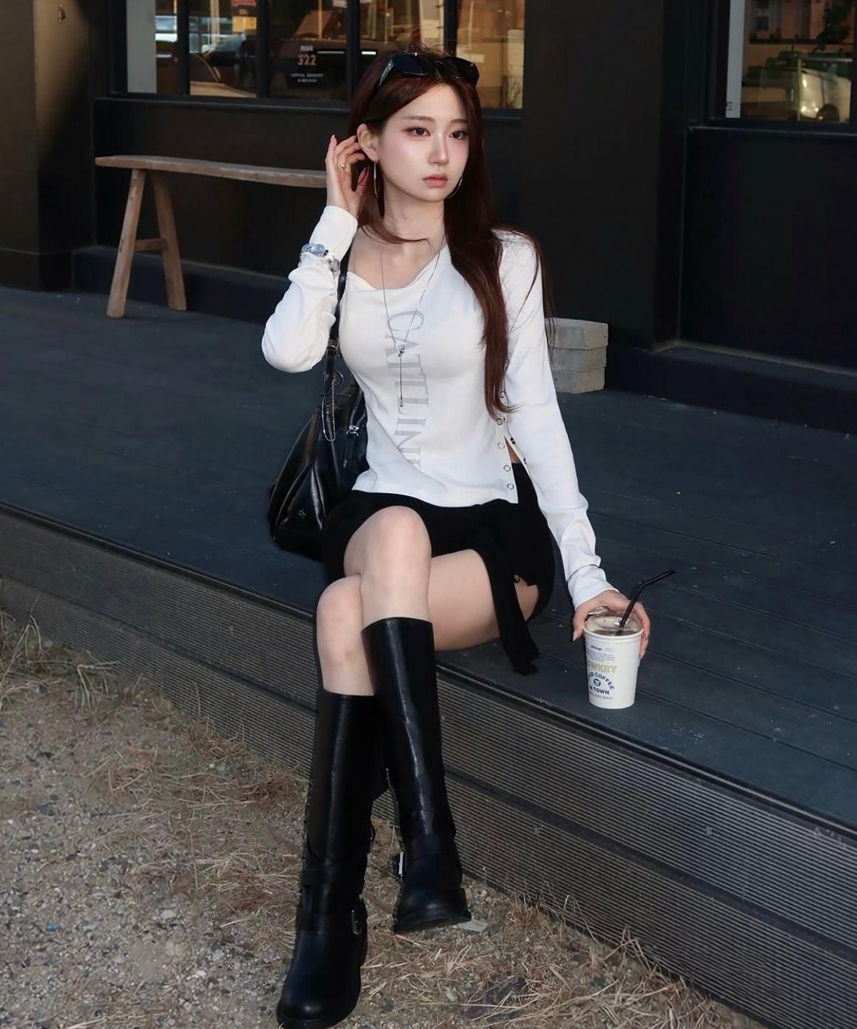까트린(CATTLINE) 원 숄더 로고 스냅 티셔츠 아이보리