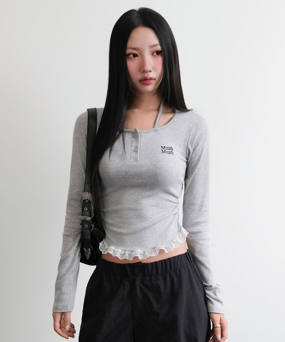 무아무아(MUAHMUAH) 레이스 배색 홀터넥 티셔츠 [그레이]