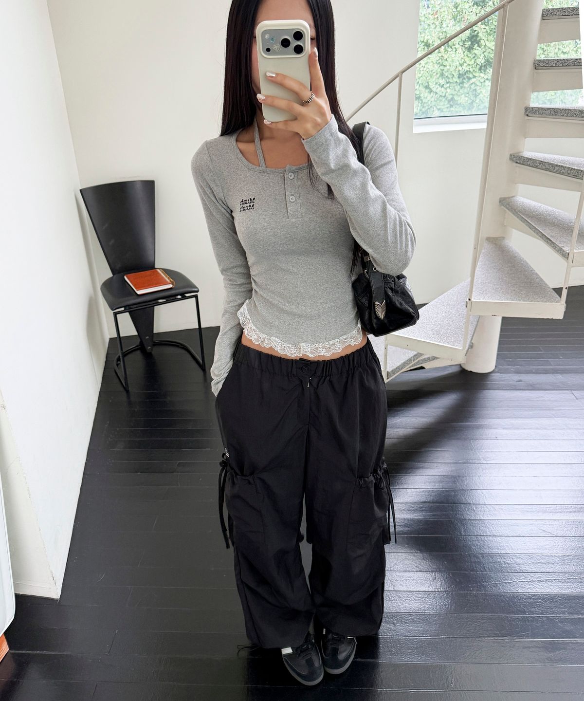 무아무아(MUAHMUAH) 레이스 배색 홀터넥 티셔츠 [그레이]