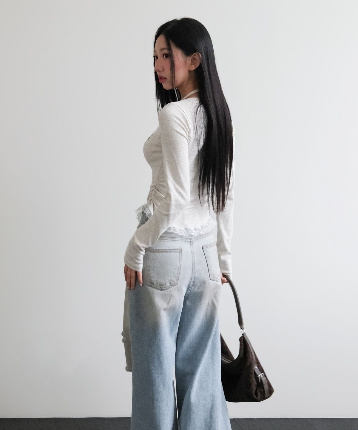 무아무아(MUAHMUAH) 레이스 배색 홀터넥 티셔츠 [오트밀]