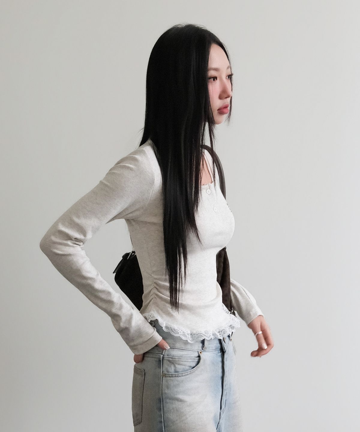 무아무아(MUAHMUAH) 레이스 배색 홀터넥 티셔츠 [오트밀]