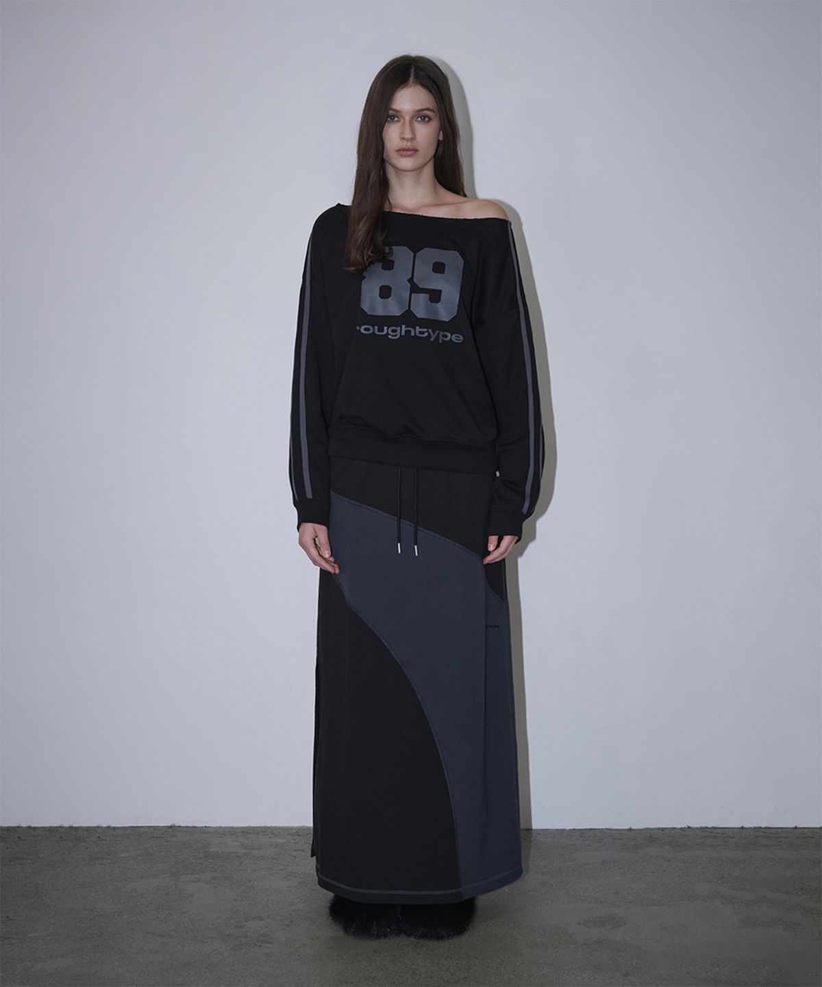 로타입(ROUGHTYPE) Trackline Off-Shoulder Sweatshirt - Black
