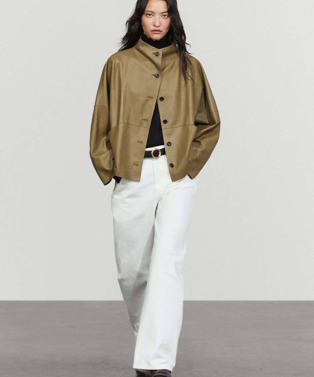 마시모두띠(MASSIMO DUTTI) 나파 가죽 하이넥 크롭 재킷