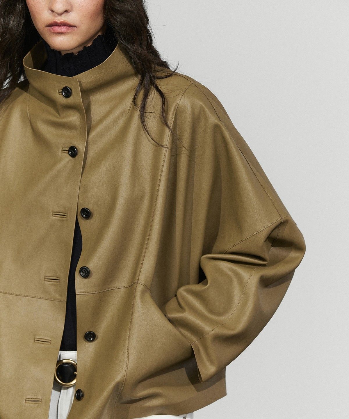 마시모두띠(MASSIMO DUTTI) 나파 가죽 하이넥 크롭 재킷