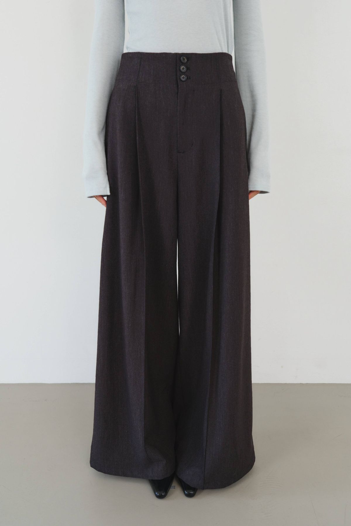 쿠메(KUMÉ) High-Waisted Pleated Wide Pants, Charcoal