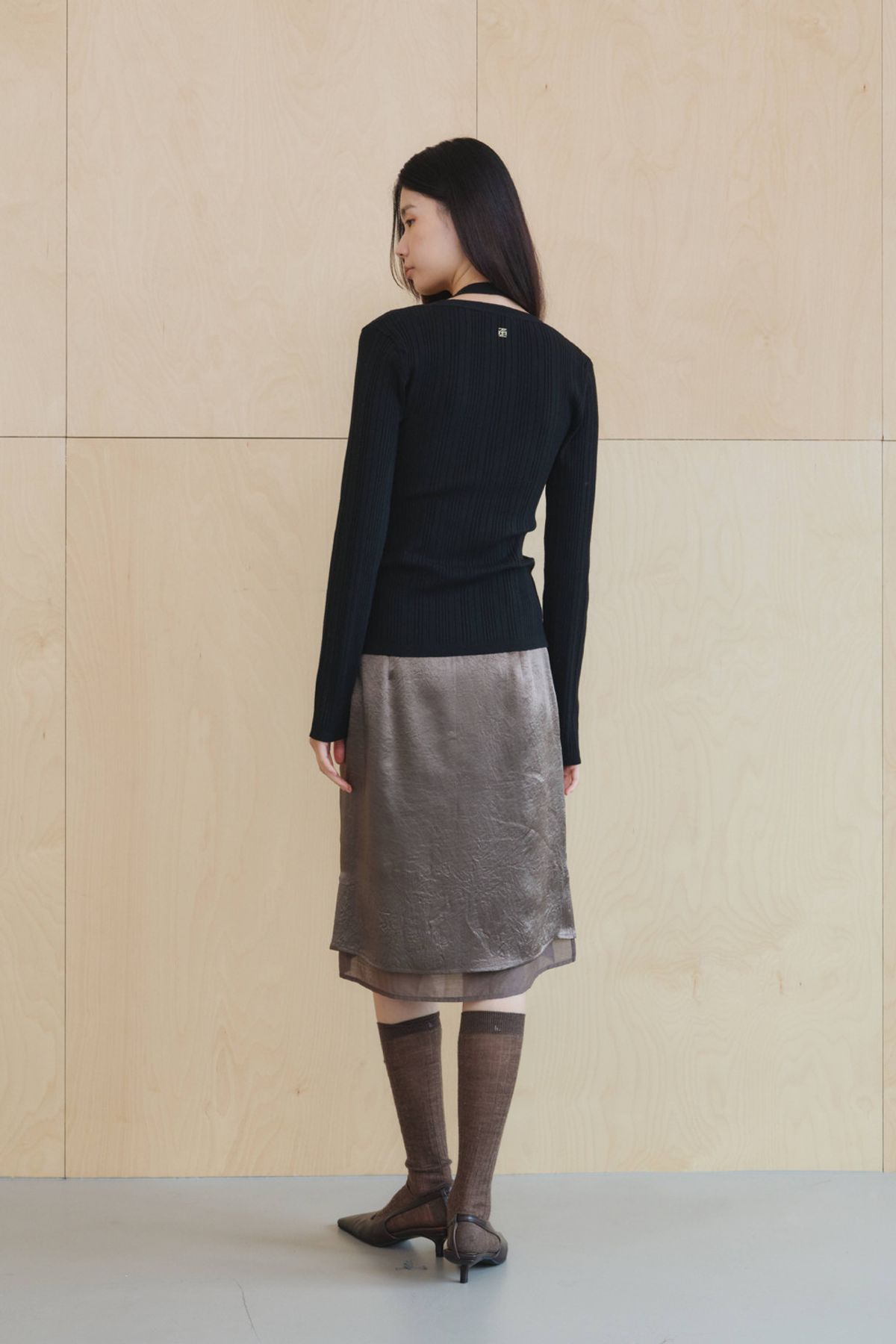 쿠메(KUMÉ) Crinkled Satin Layered Midi Skirt, Brown