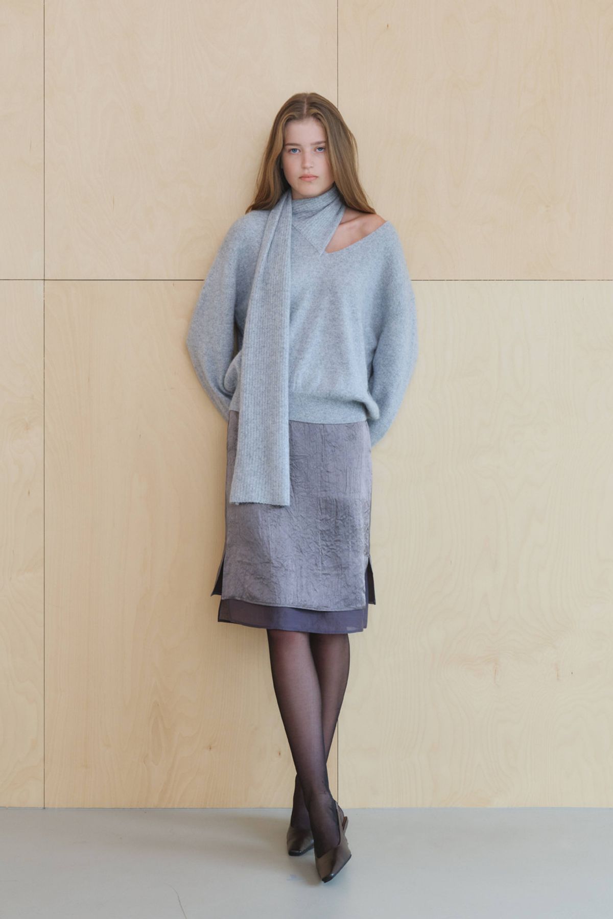 쿠메(KUMÉ) Crinkled Satin Layered Midi Skirt, Gray