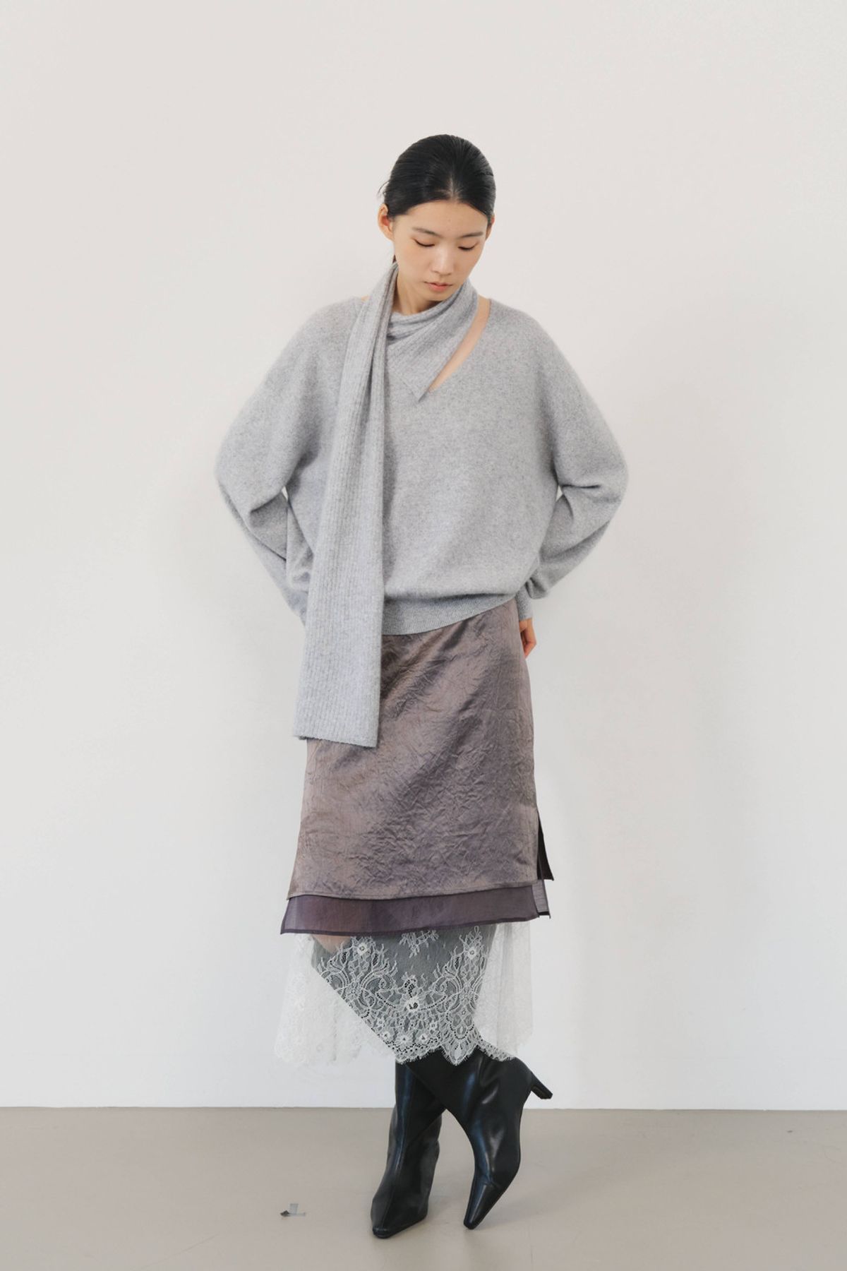 쿠메(KUMÉ) Crinkled Satin Layered Midi Skirt, Gray