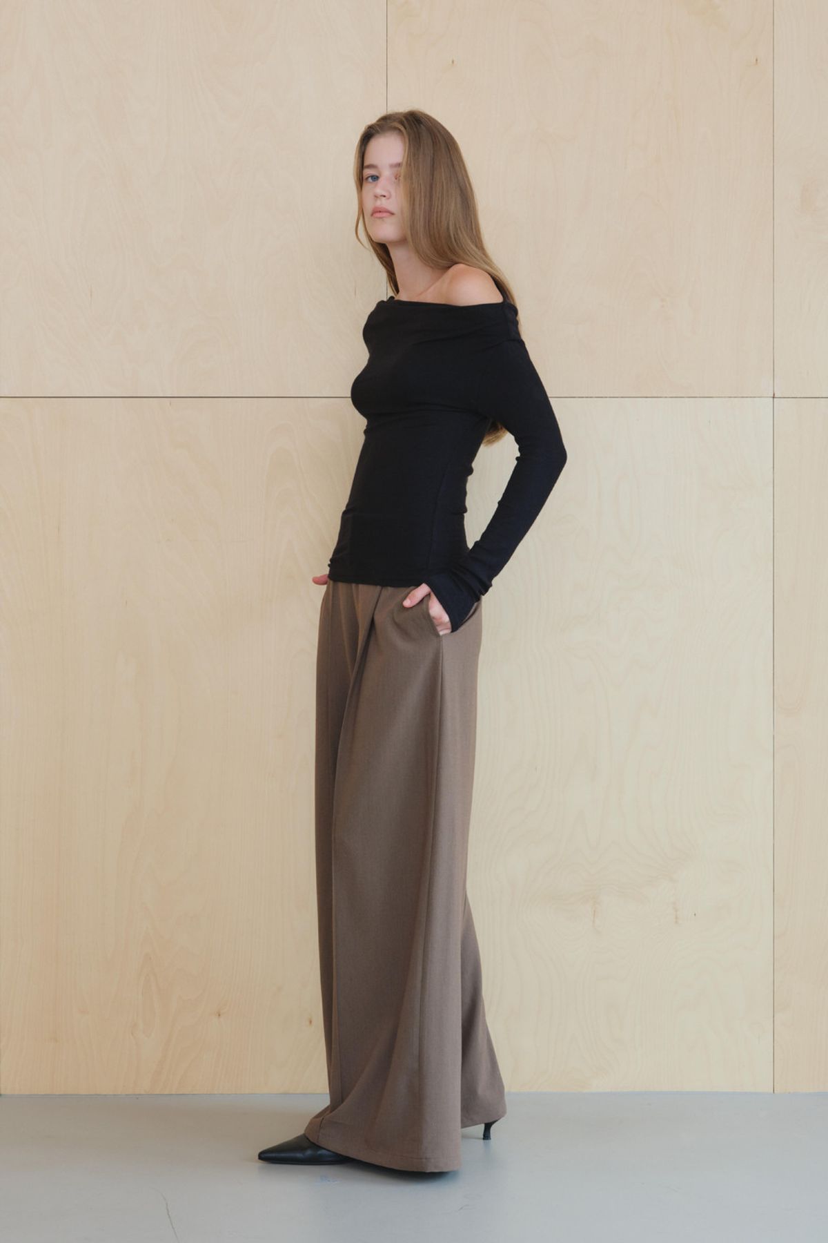 쿠메(KUMÉ) Asymmetric Off-Shoulder Ruched Top, Black