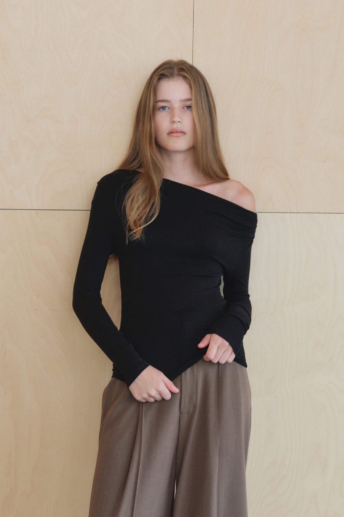 쿠메(KUMÉ) Asymmetric Off-Shoulder Ruched Top, Black