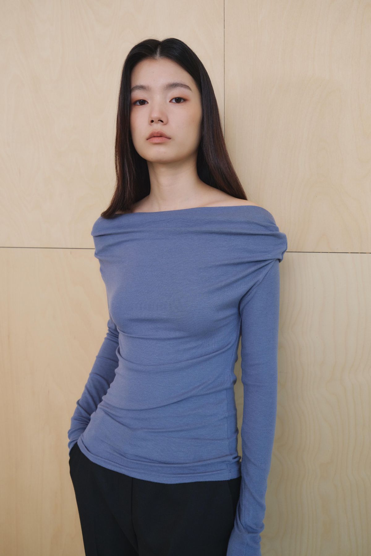 쿠메(KUMÉ) Asymmetric Off-Shoulder Ruched Top, Blue