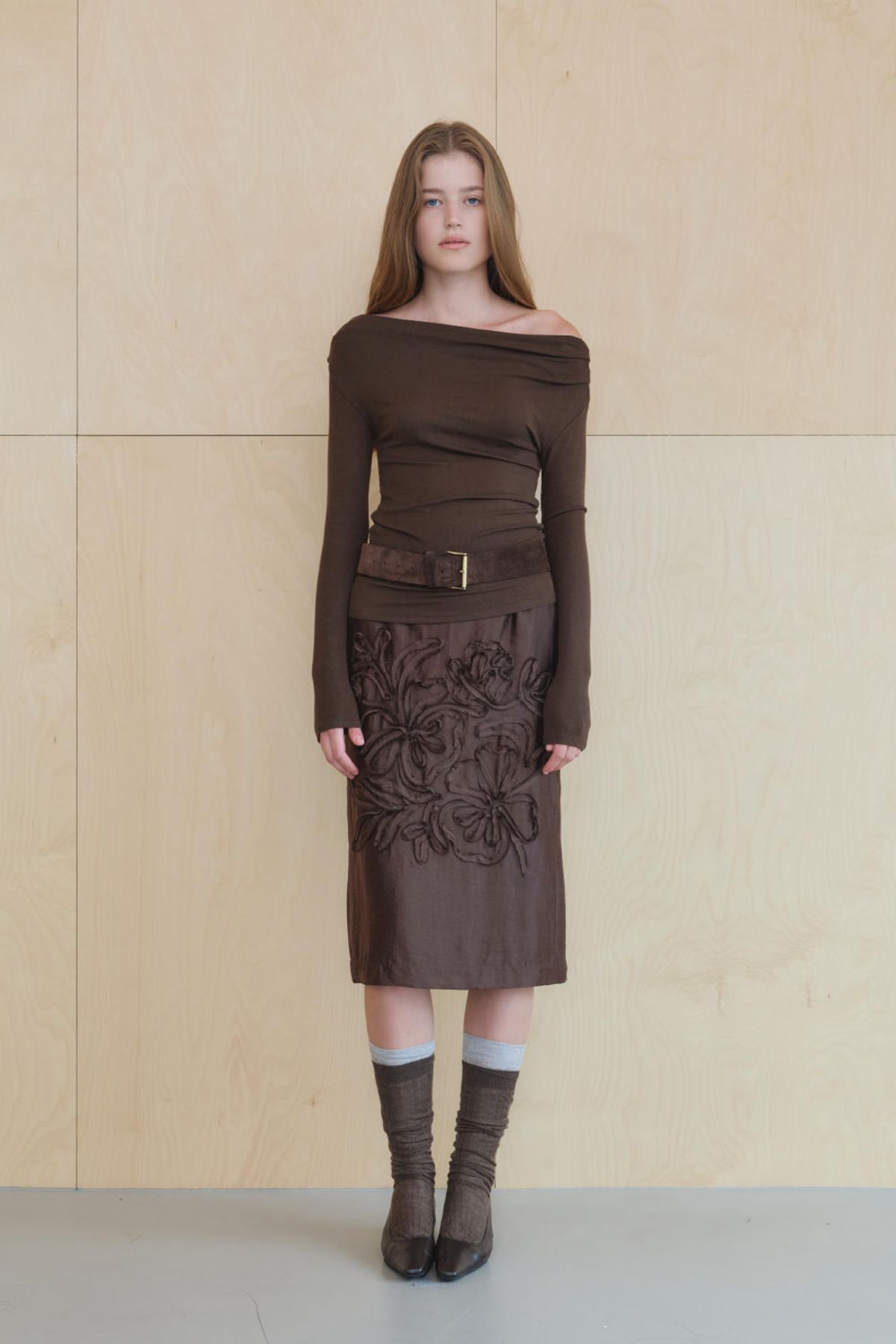 쿠메(KUMÉ) Asymmetric Off-Shoulder Ruched Top, Brown