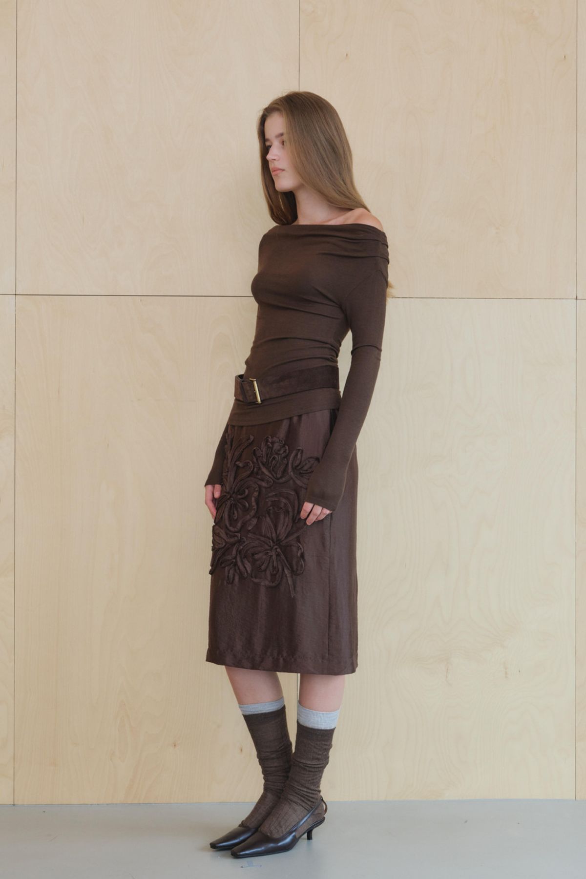 쿠메(KUMÉ) Asymmetric Off-Shoulder Ruched Top, Brown