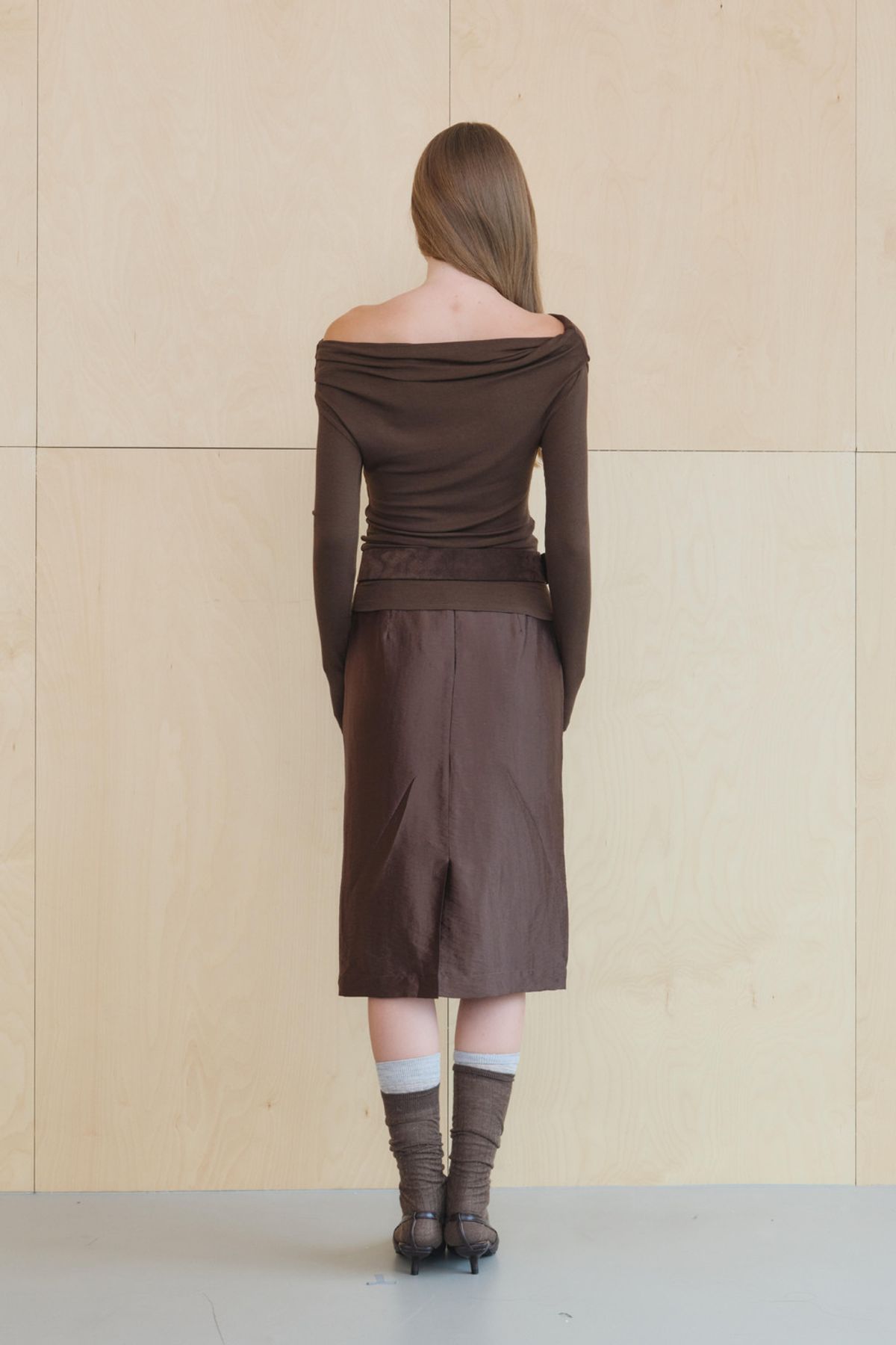 쿠메(KUMÉ) Asymmetric Off-Shoulder Ruched Top, Brown