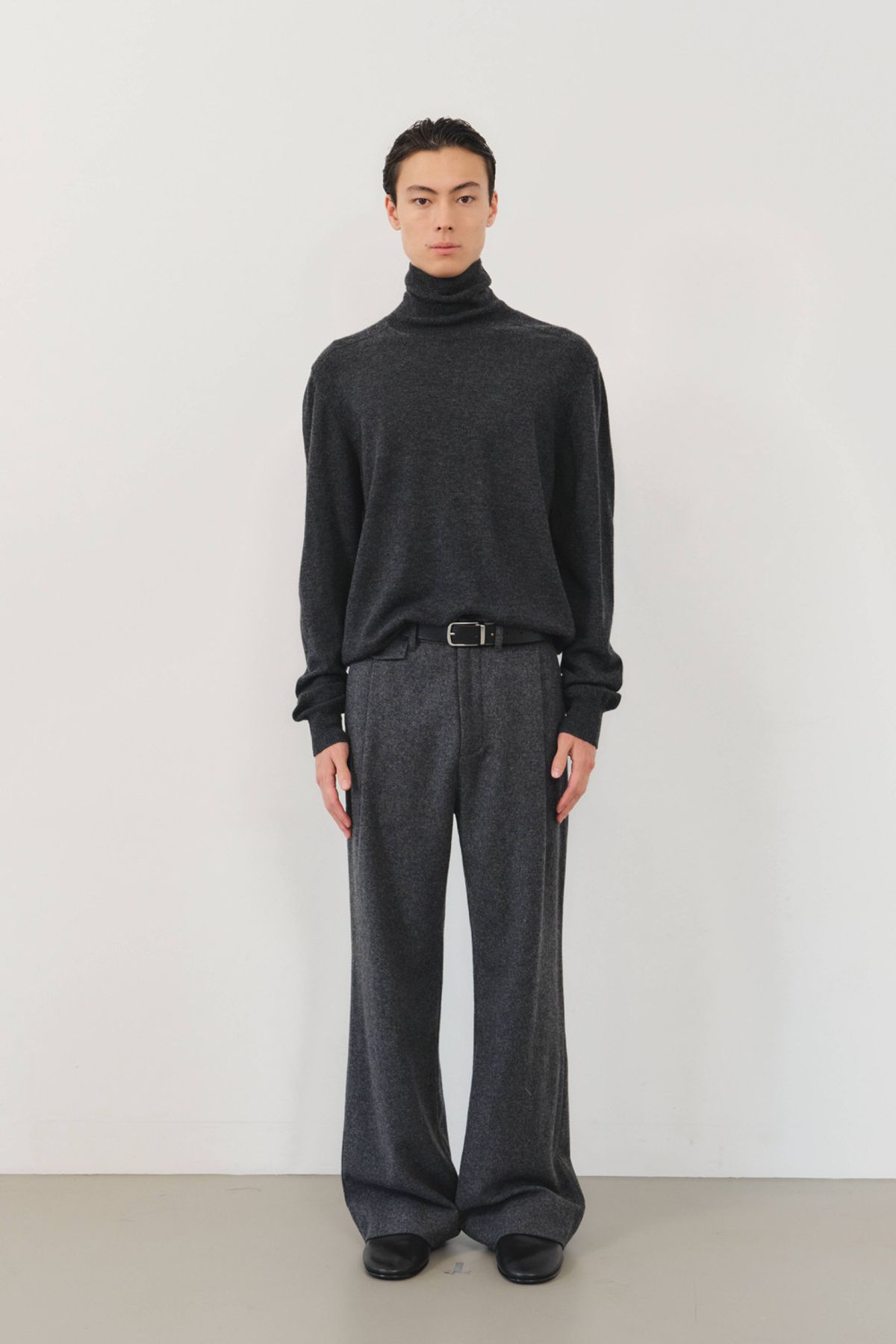 쿠메(KUMÉ) Men Pure Wool Turtleneck Knit, Charcoal