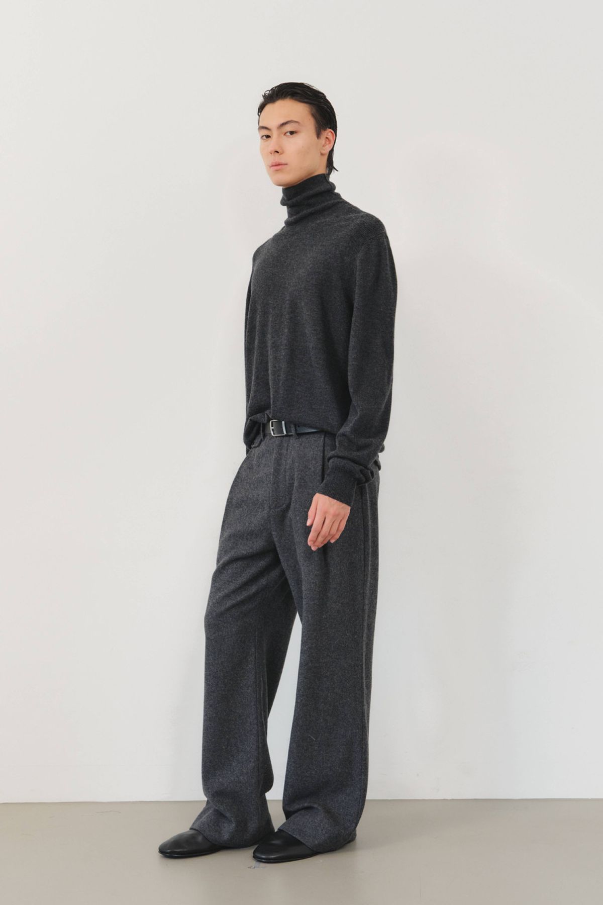 쿠메(KUMÉ) Men Pure Wool Turtleneck Knit, Charcoal