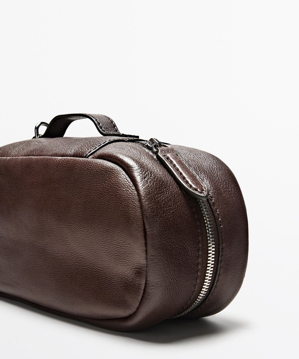 마시모두띠(MASSIMO DUTTI) 오벌 나파 레더 토일렛백