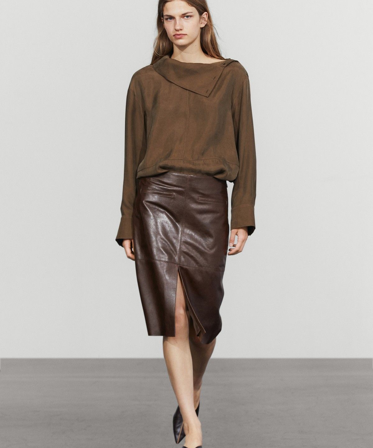 마시모두띠(MASSIMO DUTTI) 가죽 포켓 미디 스커트