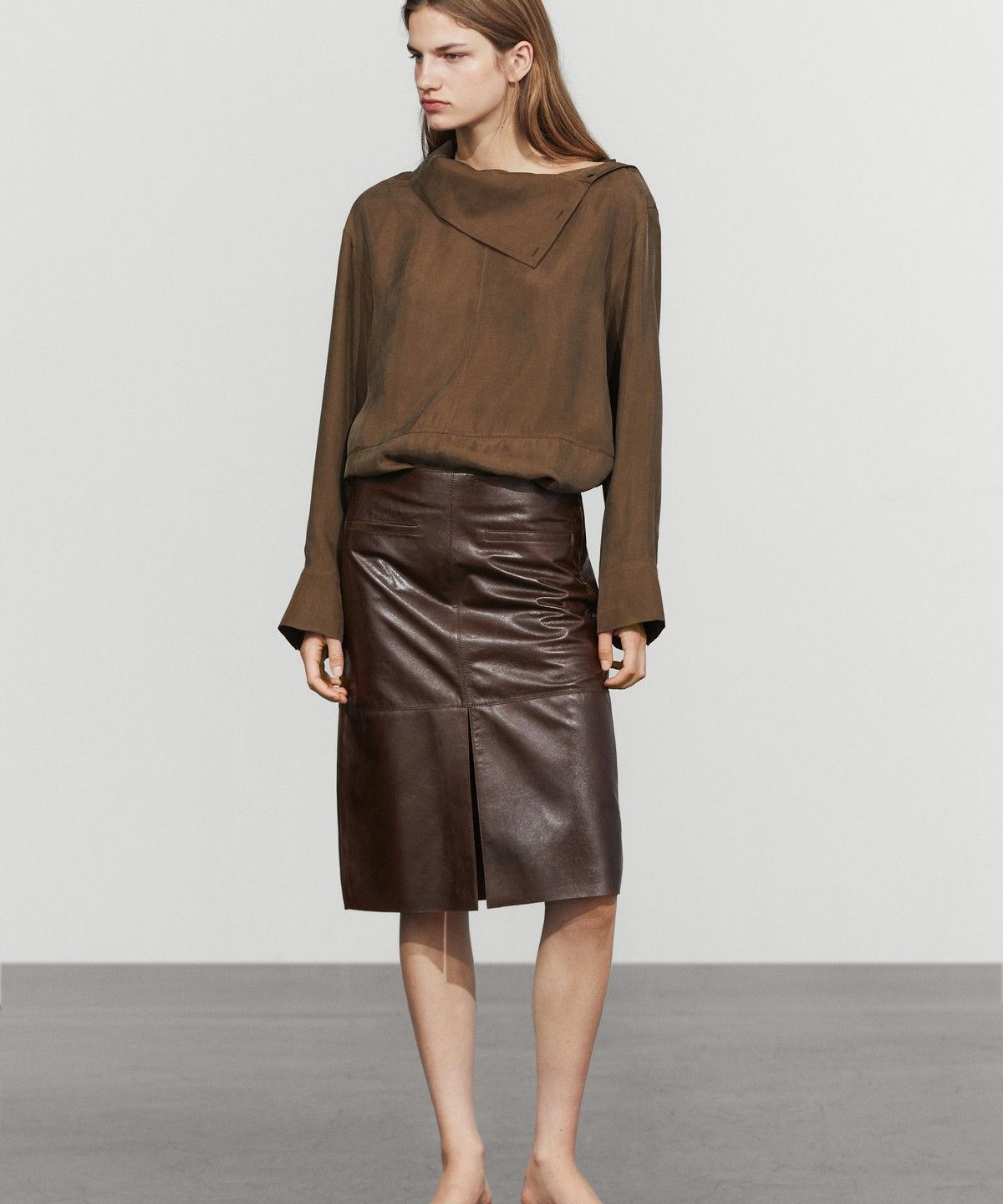 마시모두띠(MASSIMO DUTTI) 가죽 포켓 미디 스커트