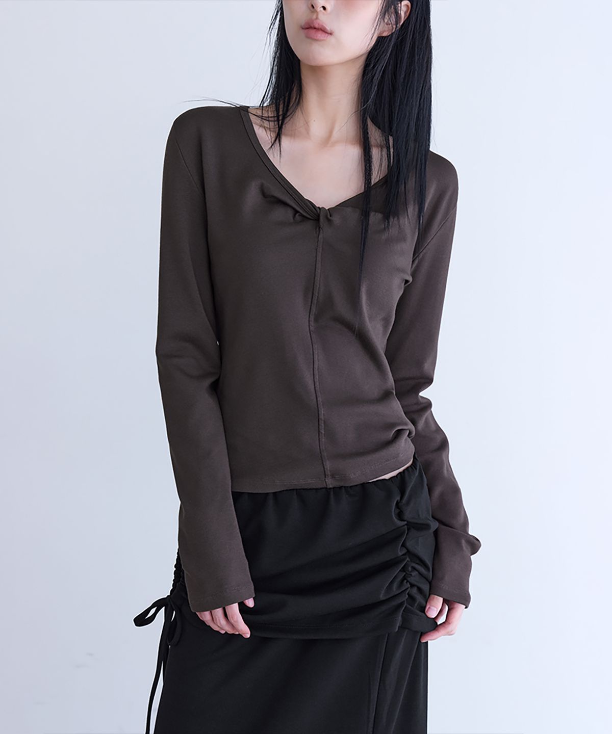 런던다다(LONDONDADA) Twist Neck Slim Long-Sleeve T-Shirt, BROWN